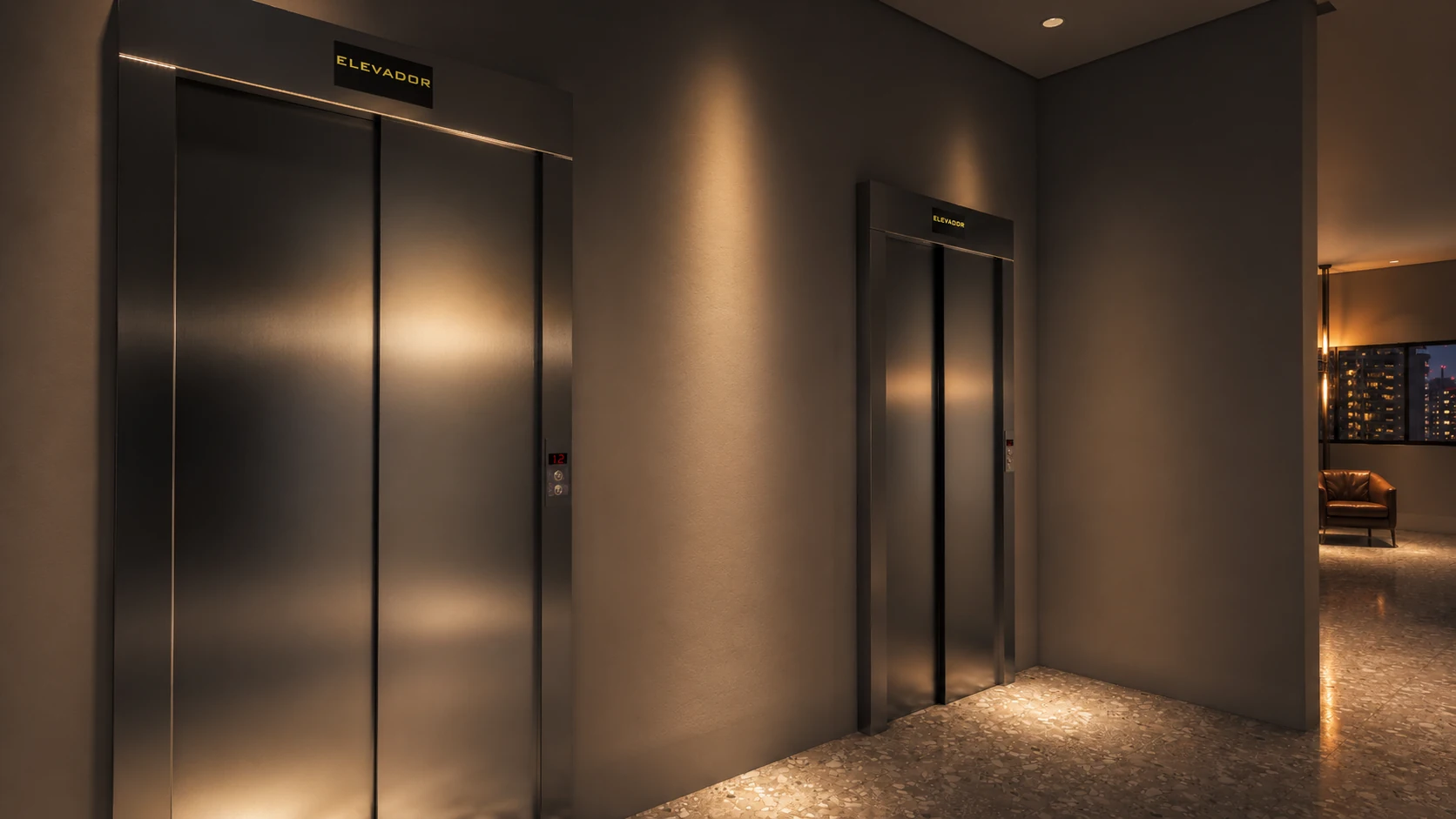 Hall dos elevadores com portas metálicas e iluminação indireta.