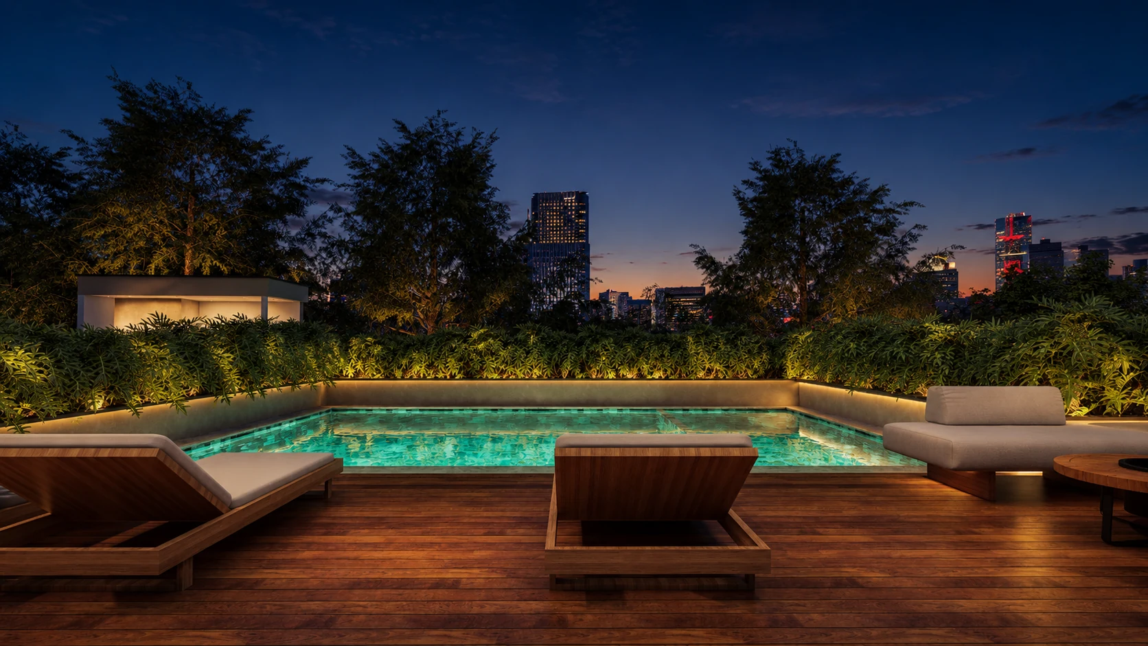 Piscina do rooftop com água turquesa, espreguiçadeiras e paisagismo noturno.